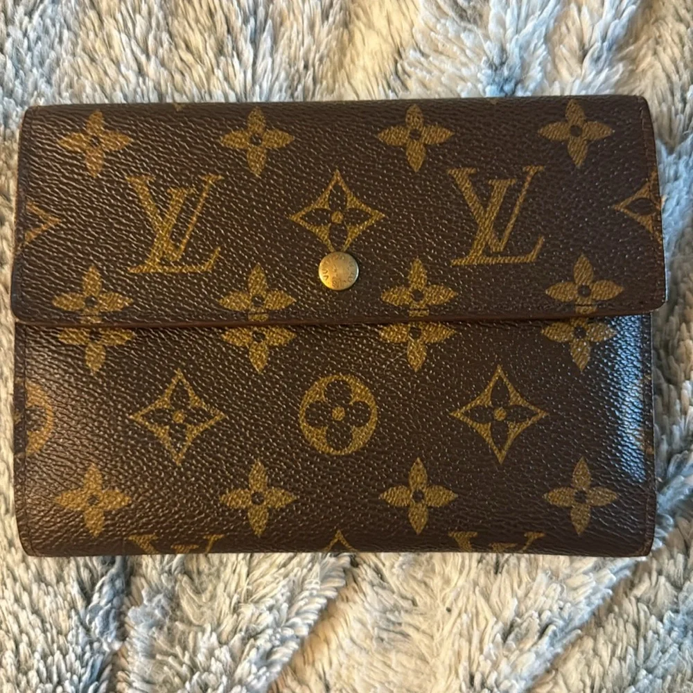 Men’s or Women’s Vintage Lous Vuitton Large International Wallet! Preloved! 🔥🔥